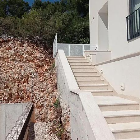 Danny Villa Komarna